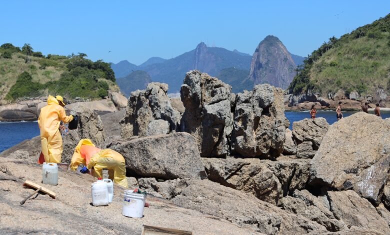Clin remove pichações em Piratininga – Prefeitura Municipal de Niterói