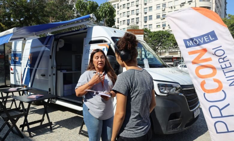 Procon Niterói realiza ação de conscientização na Praça Arariboia – Prefeitura Municipal de Niterói
