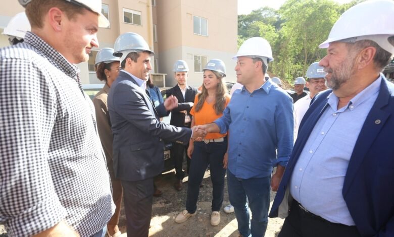 Rodrigo Neves vistoria obras de empreendimento do Minha Casa Minha Vida no Badu ao lado do ministro da Previdência