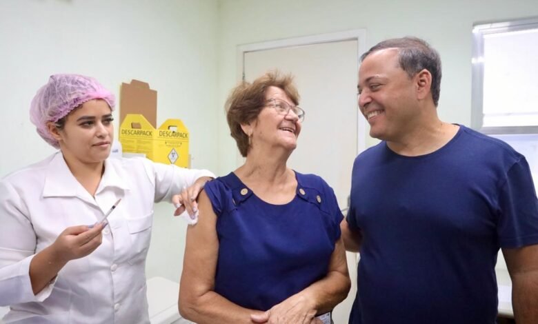 Rodrigo Neves participa do Dia D de vacinação contra a gripe – Prefeitura Municipal de Niterói