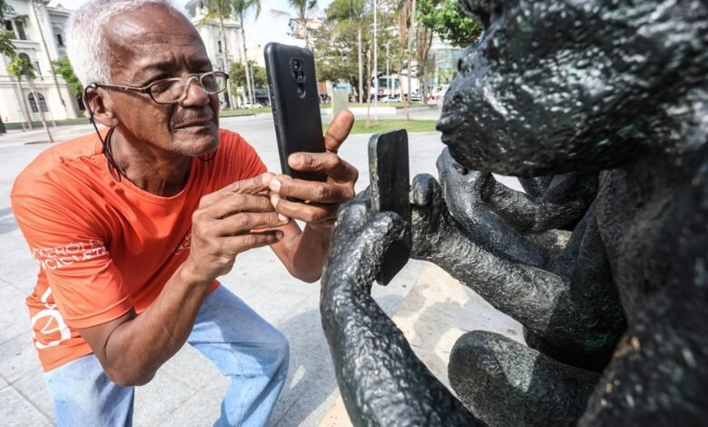 Orla de Niterói recebe esculturas de “Primórdios Digitais”, expo de Beto Gatti – Prefeitura Municipal de Niterói