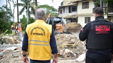 Prefeitura de Niterói e Ministério Público realizam demolição em área invadida na beira da Lagoa de Piratininga   