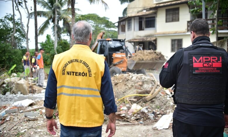 Prefeitura de Niterói e Ministério Público realizam demolição em área invadida na beira da Lagoa de Piratininga