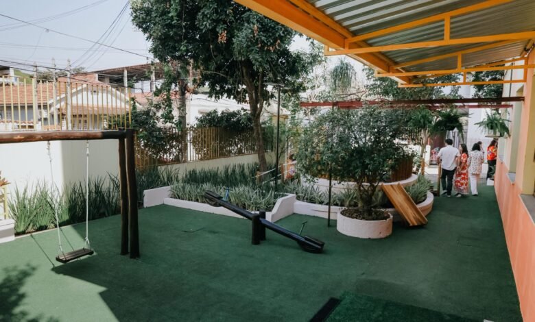 UMEI Therezinha Calil ganha nova área externa do Programa Recriar, com parquinho naturalizado e ateliê a céu aberto