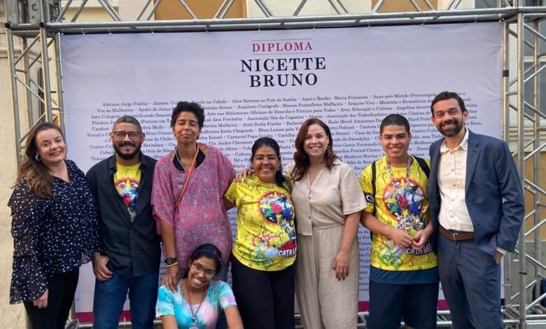 Bloco Loucos Pela Vida recebe Diploma Nicette Bruno de Cultura em solenidade no Teatro Municipal de Niterói – Prefeitura Municipal de Niterói