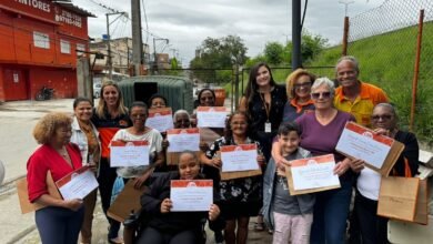 Clin ensina artesanato a mulheres da Comunidade do Buraco do Boi – Prefeitura Municipal de Niterói