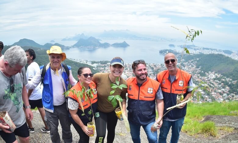 Prefeitura de Niterói faz reflorestamento do Morro Santo Inácio com o plantio de 600 mudas da Mata Atlântica – Prefeitura Municipal de Niterói