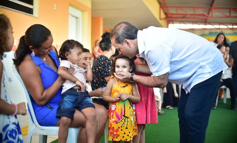Prefeito Rodrigo Neves participa da distribuição de uniformes e materiais escolares em UMEI em Piratininga – Prefeitura Municipal de Niterói