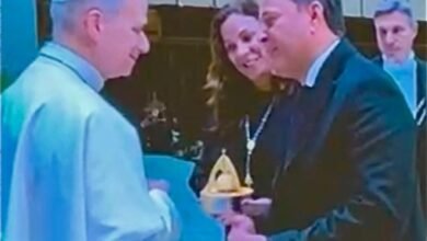 Prefeito de Niterói e presidente do Mercocidades, Rodrigo Neves, junto com esposa Fernanda Neves, recebidos em audiência no Vaticano pelo Papa Leão XIV