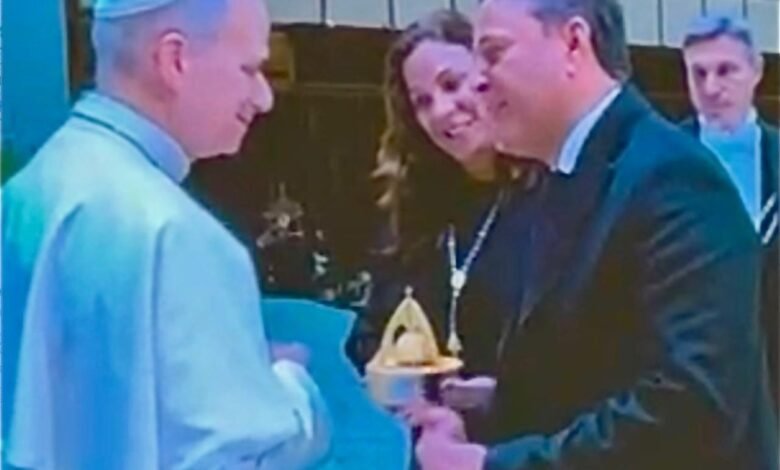 Prefeito de Niterói e presidente do Mercocidades, Rodrigo Neves, junto com esposa Fernanda Neves, recebidos em audiência no Vaticano pelo Papa Leão XIV