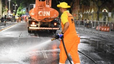 Após desfile da Viradouro, Clin realiza limpeza da Avenida Amaral Peixoto – Prefeitura Municipal de Niterói