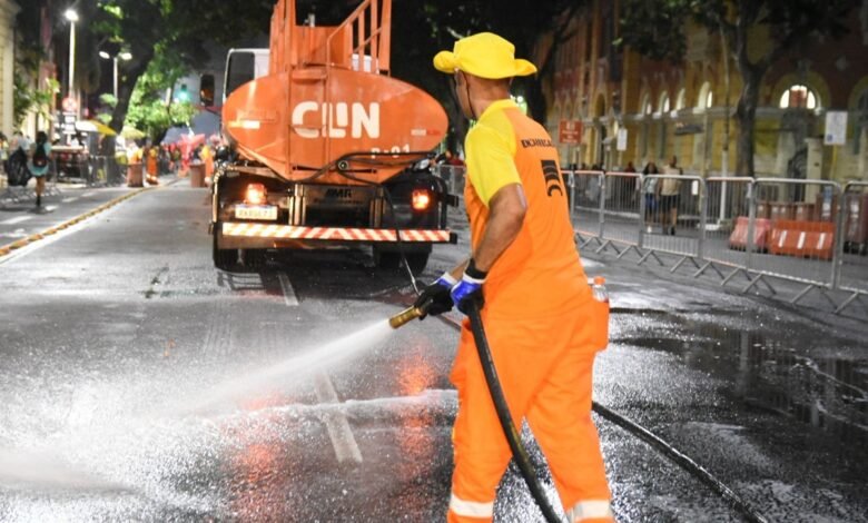 Após desfile da Viradouro, Clin realiza limpeza da Avenida Amaral Peixoto – Prefeitura Municipal de Niterói