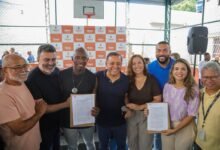 Prefeito Rodrigo Neves participa da entrega de títulos de regularização dos apartamentos do Conjunto Habitacional Viçoso Jardim