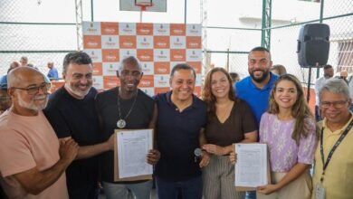 Prefeito Rodrigo Neves participa da entrega de títulos de regularização dos apartamentos do Conjunto Habitacional Viçoso Jardim