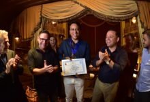 Filho de Tim Maia recebe Medalha Leila Diniz em Niterói na estreia do musical na cidade – Prefeitura Municipal de Niterói