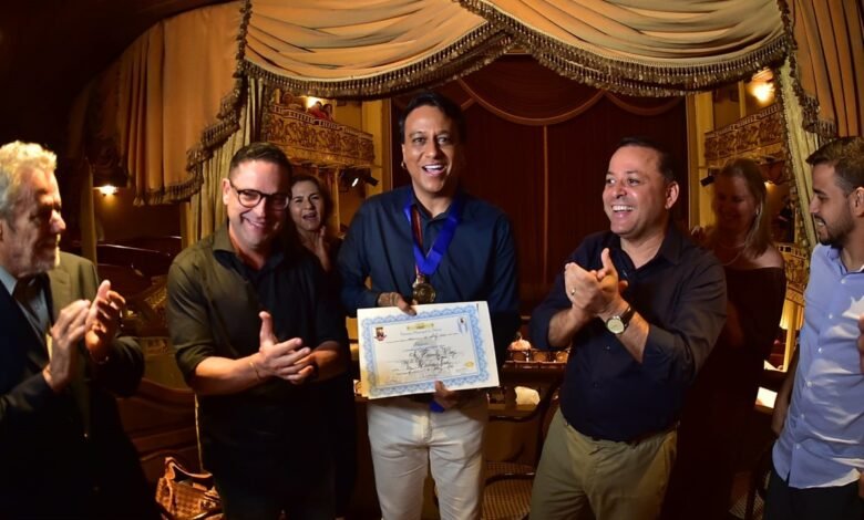 Filho de Tim Maia recebe Medalha Leila Diniz em Niterói na estreia do musical na cidade – Prefeitura Municipal de Niterói