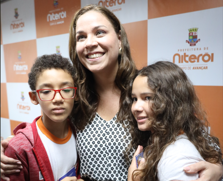 Prefeitura de Niterói entrega primeiras Carteiras de Identificação da Pessoa com Transtorno do Espectro Autista (CIPTEA)