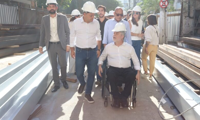 Prefeito Rodrigo Neves e reitor da UFF vistoriam obras do Novo Cinema Icaraí; entrega está prevista para o segundo semestre de 2026