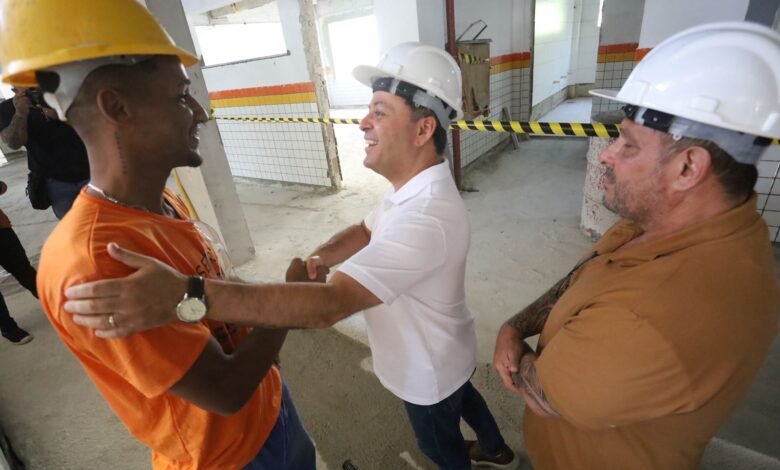 Prefeito Rodrigo Neves vistoria obras no Engenho do Mato – Prefeitura Municipal de Niterói