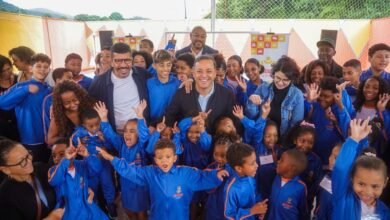 Prefeitura de Niterói entrega uniformes de inverno para alunos da Rede Municipal – Prefeitura Municipal de Niterói