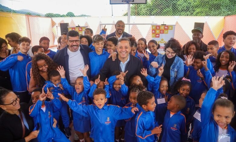 Prefeitura de Niterói entrega uniformes de inverno para alunos da Rede Municipal – Prefeitura Municipal de Niterói