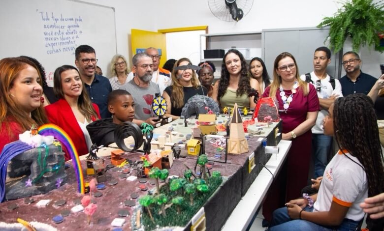 Secretária nacional do MCTI visita laboratórios em escola municipal e Plataforma Urbana Digital de Santa Bárbara
