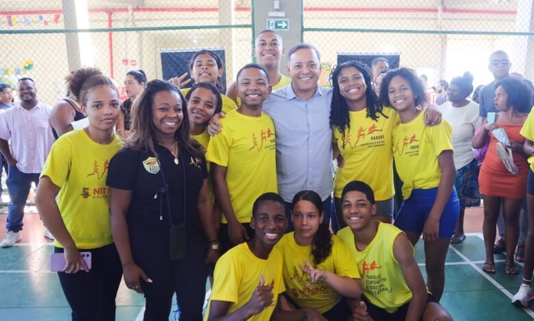 Prefeito Rodrigo Neves assina ordem de início da reforma e ampliação do Parque Esportivo e Social do Caramujo – Prefeitura Municipal de Niterói